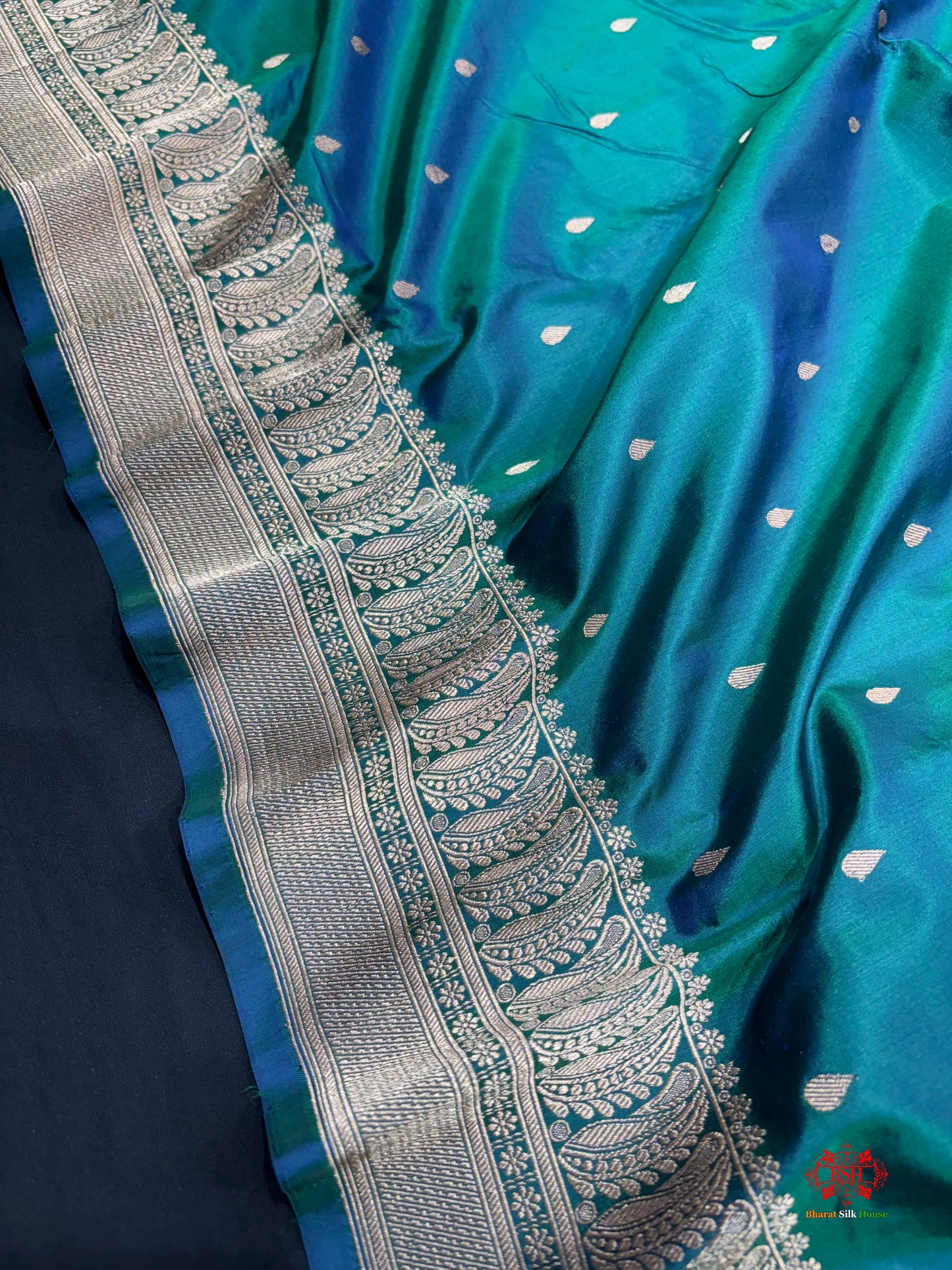 Pure Banarasi  Handloom Katan Silk Antique Zari Saree In Cross Shades Of Green/Blue - Pure Kataan Silk - 