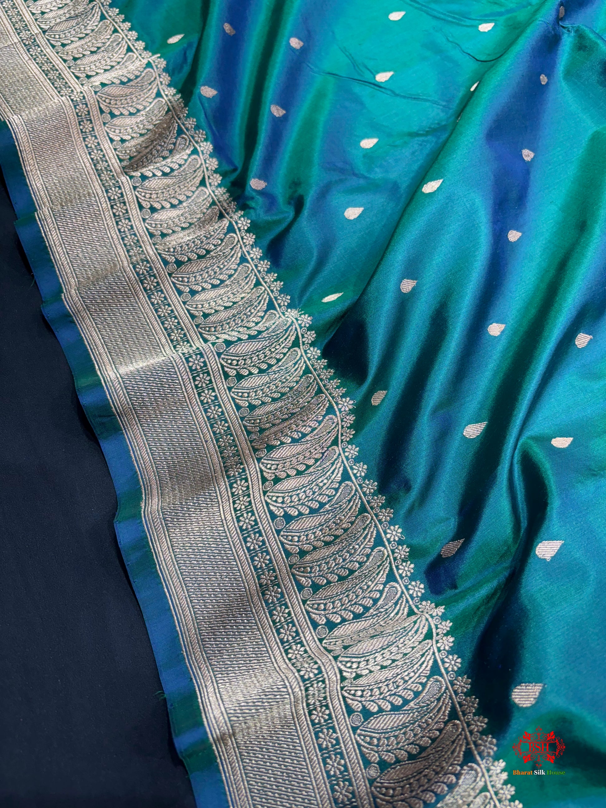 Pure Banarasi  Handloom Katan Silk Antique Zari Saree In Cross Shades Of Green/Blue - Pure Kataan Silk - 